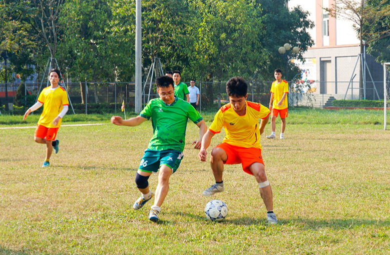 A group of boys playing football

Description automatically generated